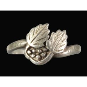Vintage STERLING SILVER RING Wheeler Manufacturing Grape Cluster/Leaves sz 7.5